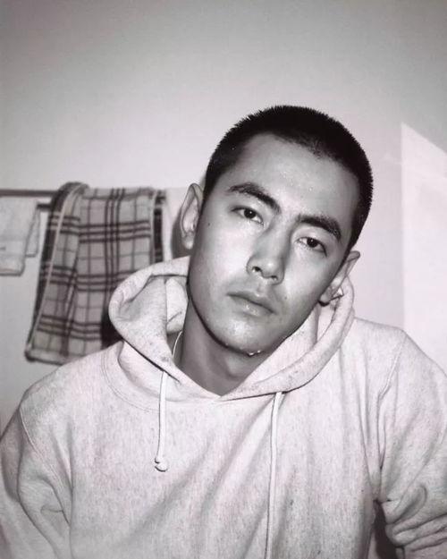 痞帅寸头网红吃瓜